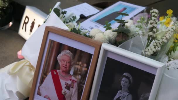 Fotografias Rainha Elizabeth Lado Buquês Flores São Vistas Fora Consulado — Vídeo de Stock