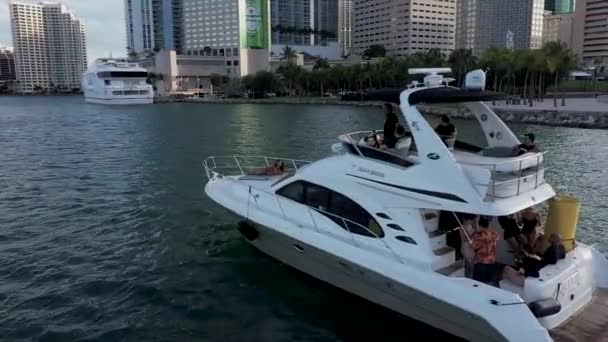 Widok Lotu Ptaka Wokół Jachtu Zakotwiczonego Przed Bayfront Park Miami — Wideo stockowe