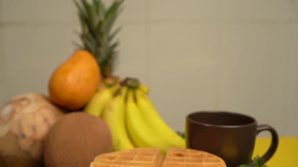 Tilt Shot Waffles Desayuno Cámara Lenta Mango Plátano Piña Bayas — Vídeo de stock