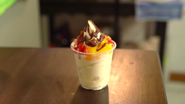 Χέρι Lif Λάβει Παγωτό Φρούτα Natura Σοκολάτα Αργή Κίνηση Μούρα — Αρχείο Βίντεο