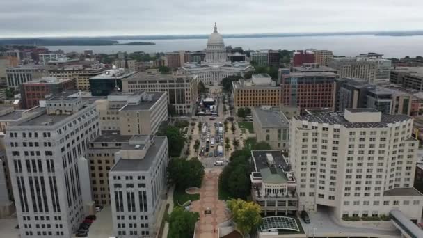 Wisconsin Capitol Madison Aerial Voltar Descer — Vídeo de Stock