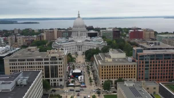 Madison Wisconsin Und Capitol Aerial Gehen Weit Zurück — Stockvideo