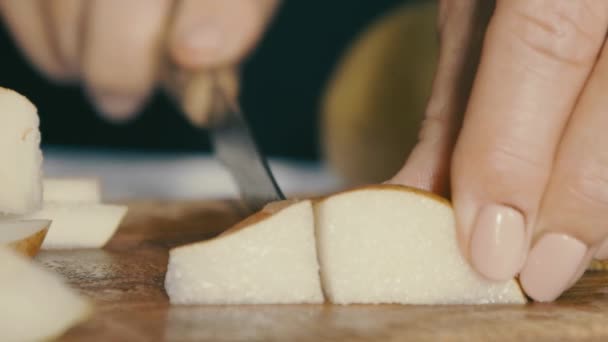Закрыть Ломтик Груши Замедленной Съемке Приготовление Фруктового Салата Торта — стоковое видео