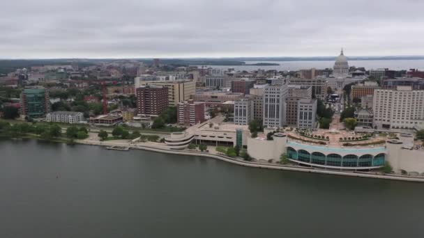 Aerial Pan Слева Направо Капитолий Штата Висконсин Городской Пейзаж — стоковое видео