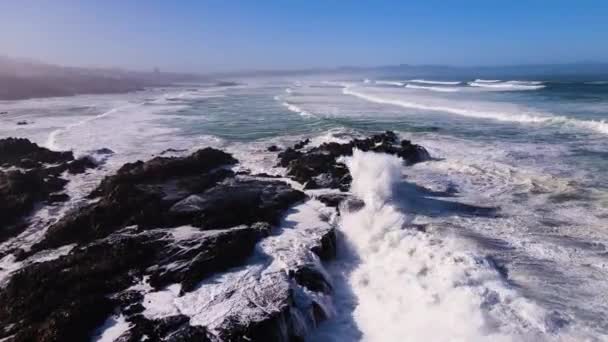 Wave Spray Thrown High Waves Crash Dramatically Rocky Coastline — Stock Video