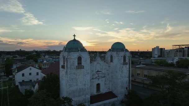 日没時にニューオーリンズ郊外の閉鎖教会の空中ビュー — ストック動画