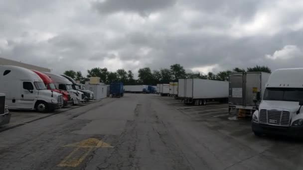 Wiele Zaparkowanych Ciężarówek Pov Zastrzelonych Chicago Illinois — Wideo stockowe