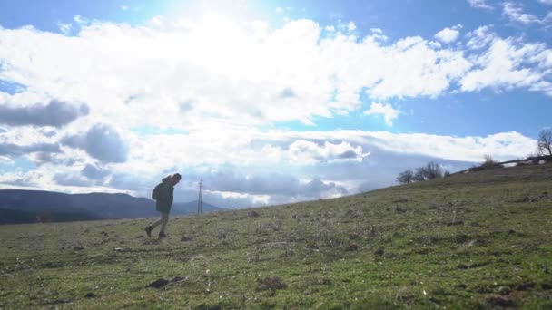 Чоловік Йде Горі Красивими Хмарами Задньому Плані — стокове відео