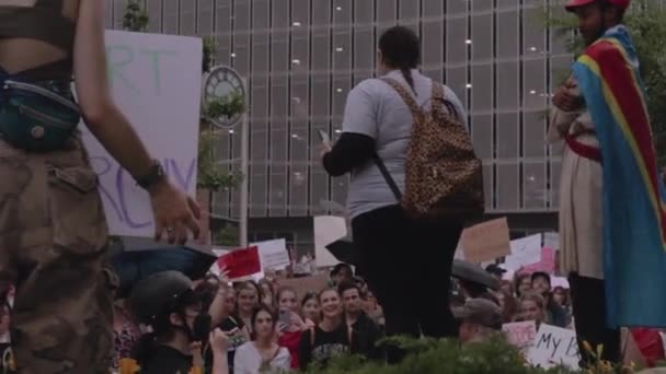 Passionate Speaker Talks Hundreds Protesters Supreme Court Overturned Roe Wade — Stock Video