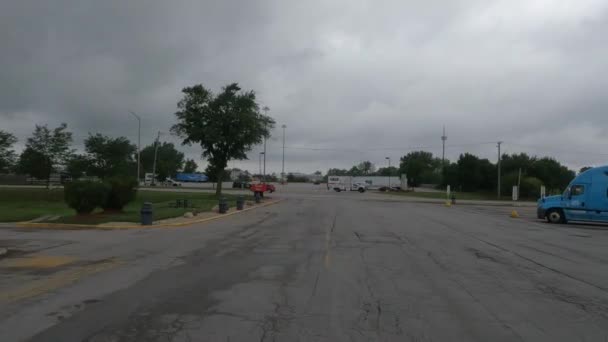 Carros Estacionados Caminhões Que Conduzem Longe Parada Caminhão Monee Illinois — Vídeo de Stock