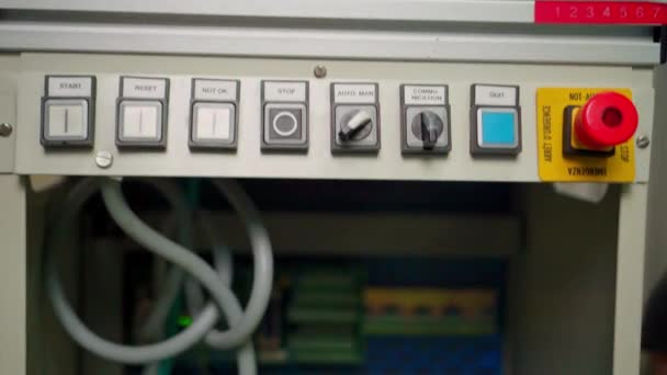 Close Electrical Control Panel Wirings Vocational School Ostření Regálu Sklopit — Stock video