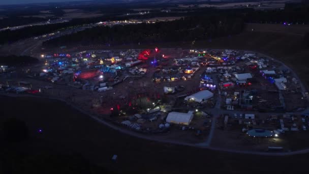 Festival Boomtown Crepuscolo Con Luci Lampeggianti — Video Stock