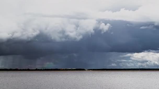 Statisk Timelapse Regnmoln Och Regnbåge Över Havet Och Avlägsna Kusten — Stockvideo