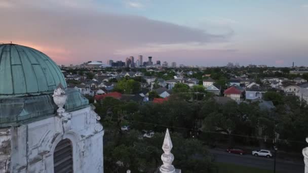Luftaufnahme Einer Alten Kirche Und Der Stadt New Orleans — Stockvideo