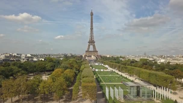 Drone Alza Sopra Campione Mars Mostrando Torre Eiffel Una Giornata — Video Stock