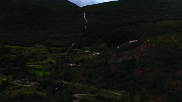 Aerial View Houses Curvy Road Geiranger Valley Gloomy Summer Evening — Stock Video