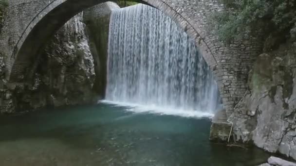 Wasserfall Und Eine Alte Steinbrücke Einem Kleinen Dorf Griechenland — Stockvideo