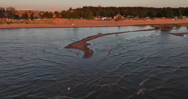 Keluarga Bermain Pasir Dan Air Dangkal Malam Yang Cerah Kalajoki — Stok Video