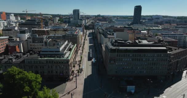 Vista Aérea Com Vista Para Bonde Nas Ruas Tampere Ensolarado — Vídeo de Stock