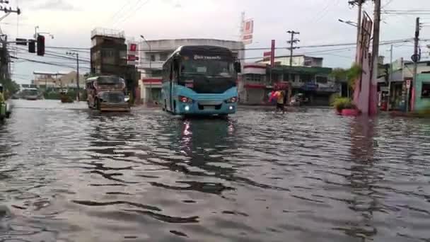 Vehículo Público Privado Conduciendo Por Carretera Inundación Después Una Tormenta — Vídeo de stock