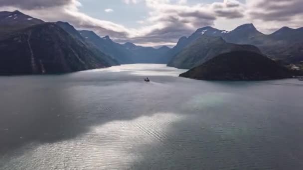 ノルウェーの山の上を劇的な雲が移動しながらGeirangerfjordを運転クルーズライナーの超高速ドローンショット — ストック動画