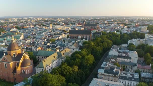 Drone Stiger Ner Med Krakow Old Town Square Bakgrunden Vid — Stockvideo
