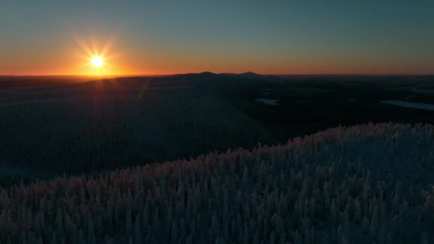 Uitzicht Vanuit Lucht Besneeuwde Bergen Met Ruka Tunturi Achtergrond Zonsondergang — Stockvideo