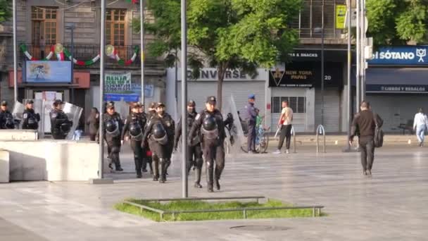 Skupina Ženské Policistky Mexiko City Streets Walking Line Pořádání Štítů — Stock video