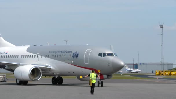 Boeing 737 Bbj Gov Llegando Stand Guiado Por Mariscal Tierra — Vídeo de stock