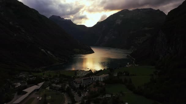 Geiranger และ Fjord งในนอร เวย การต ดตาม มมองทางอากาศ — วีดีโอสต็อก