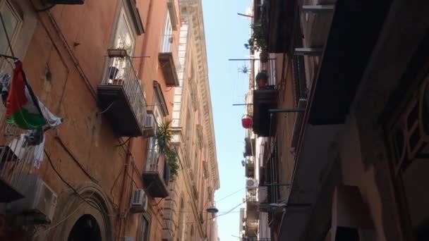 Nedåtgående Pan Tight Sidestreet Inom Centrum Napoli Torr Och Solig — Stockvideo