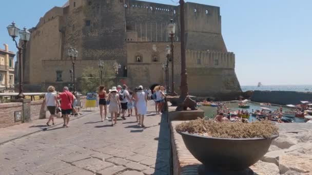 Turisti Che Camminano Verso Castello Ovo Napoli Mentre Altri Turisti — Video Stock