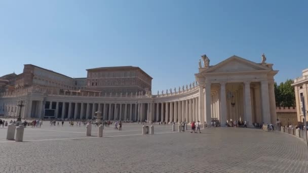 Pan Izquierdo Revelando Basílica San Pedro Con Multitudes Turistas Admirando — Vídeo de stock