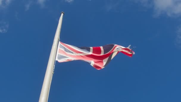 在蓝天的映衬下 联邦旗帜飘扬在半边天 英国哀悼伊丽莎白二世的死亡 低角度 — 图库视频影像