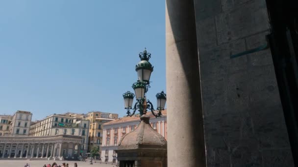 Panning Shot Onthulling Van Sint Pietersbasiliek Toont Toeristen Wandelen Rond — Stockvideo