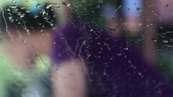 Abstrakcyjne Sceny Filmy Bieżąca Woda Zwilża Całą Powierzchnię Szkła Mycie — Wideo stockowe