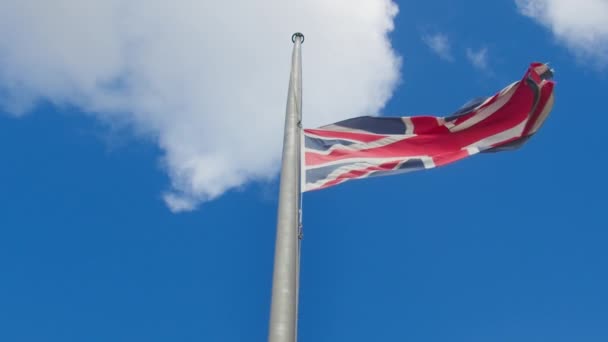 在宣布伊丽莎白二世女王逝世后 联邦旗帜飘扬至半个桅杆 低角度 — 图库视频影像