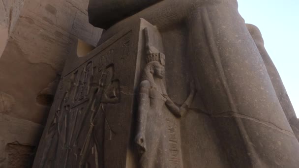 Nahaufnahme Einer Kleinen Pharao Statue Die Fuß Einer Riesigen Pharao — Stockvideo