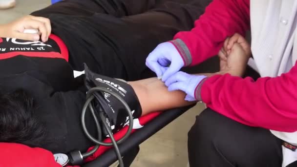 Transfusión Sangre Una Joven Voluntaria Una Sala Internación Proceso Donación — Vídeo de stock