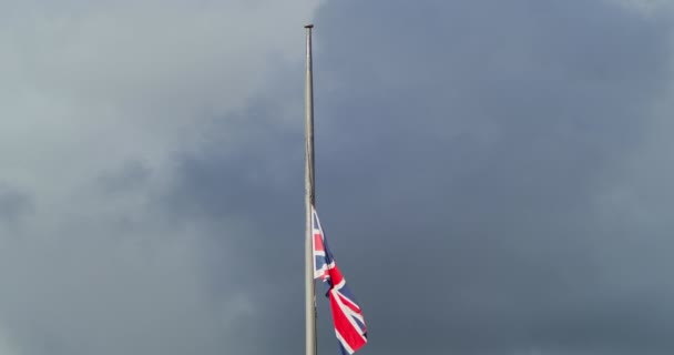 在英国女王伊丽莎白二世死后 联合杰克旗在康沃尔半桅杆与戏剧性的天空相映成趣 慢动作 — 图库视频影像