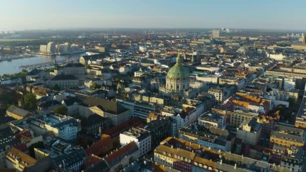 Pullback Aéreo Longe Igreja Mármore Revela Paisagem Urbana Copenhague — Vídeo de Stock