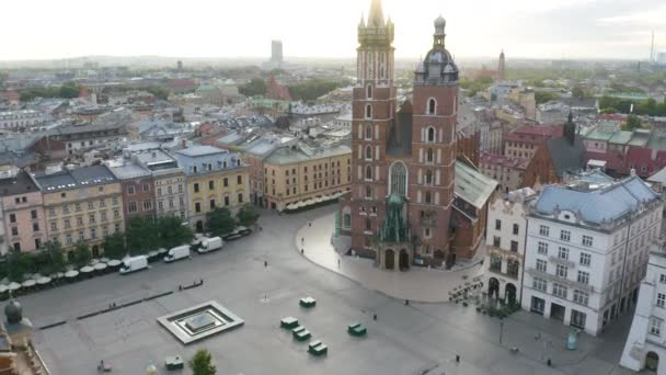 Drone Flyger Mellan Tornen Marys Basilika Krakow Polen Vid Soluppgången — Stockvideo