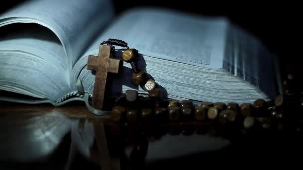 Bibbia Con Croce Sul Tavolo Con Sfondo Nero Nessuna Gente — Video Stock