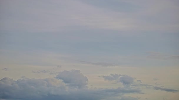日中は雲が空をすばやく移動します 自然景観の時間経過 — ストック動画