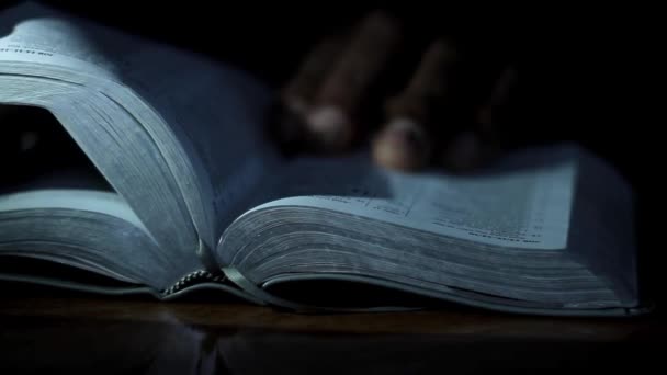 Orando Dios Con Mano Sobre Fondo Negro Biblia Con Imágenes — Vídeo de stock