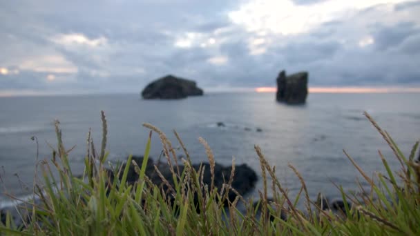 Ocean View Ogromnymi Skałami Wodzie Mosteiros Wyspie Sao Miguel — Wideo stockowe