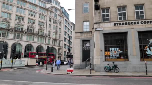 City London England September 2022 Exterior Establishing Shot Starbucks Coffee — Stock Video