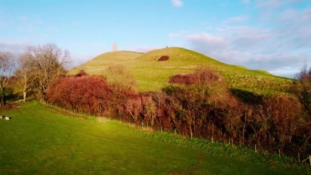 Glastonbury Tor Somerset Inglaterra Drone Acerca Sobre Verdes Colinas Vista — Vídeo de stock