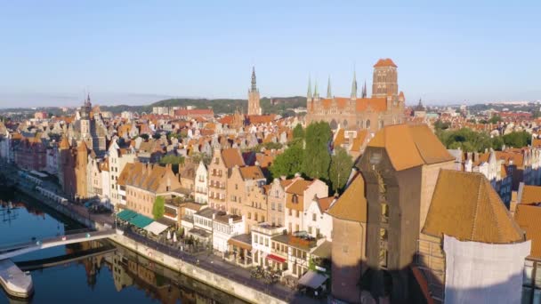 Drone Boom Shot Avslöjar Gdansk Gamla Stan Vacker Morgon Zuraw — Stockvideo