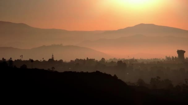 南サンディエゴのカウルズ山の上の美しい日の出カリフォルニア州 ドローン軌道タイトなショット 水の塔 — ストック動画